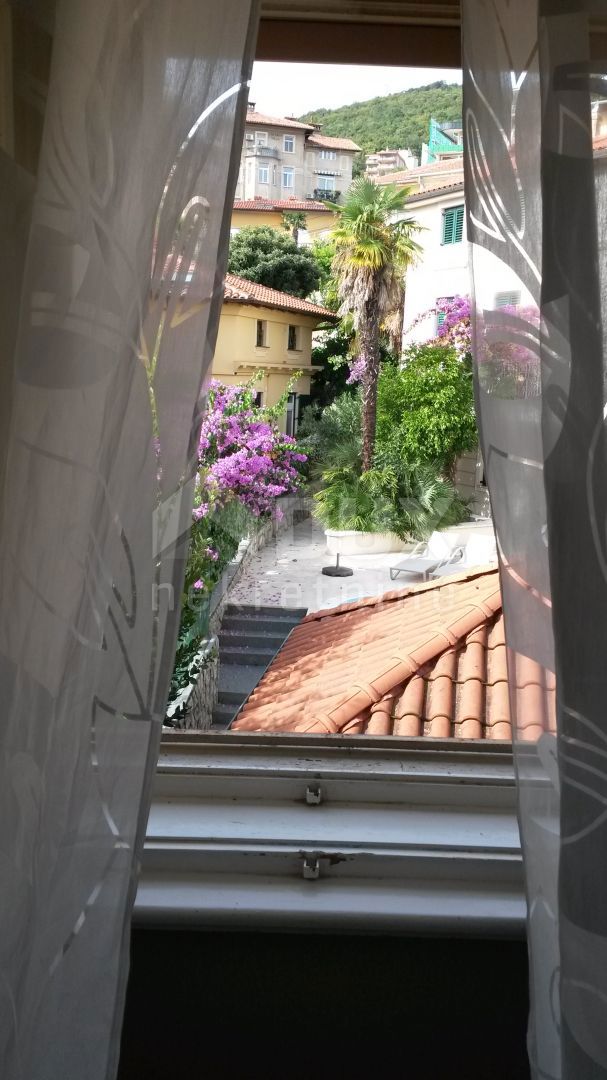 OPATIJA, CENTRO - Piano unico in una villa storica a soli 100 metri dal mare!