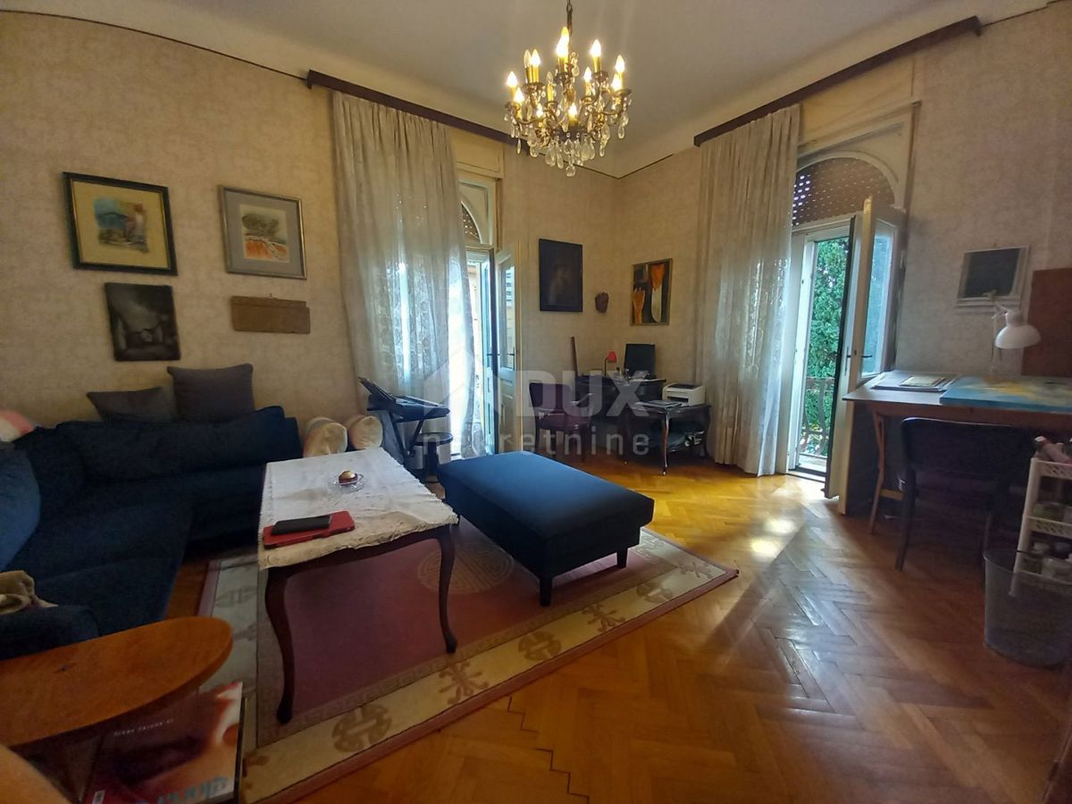 OPATIJA, CENTRO - Piano unico in una villa storica a soli 100 metri dal mare!