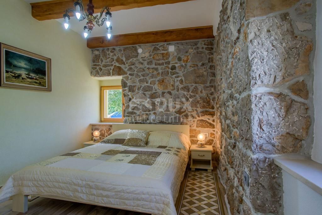 L'ISOLA DI KRK, VILLAGGIO VRBNIK - una bellissima villa in pietra con piscina