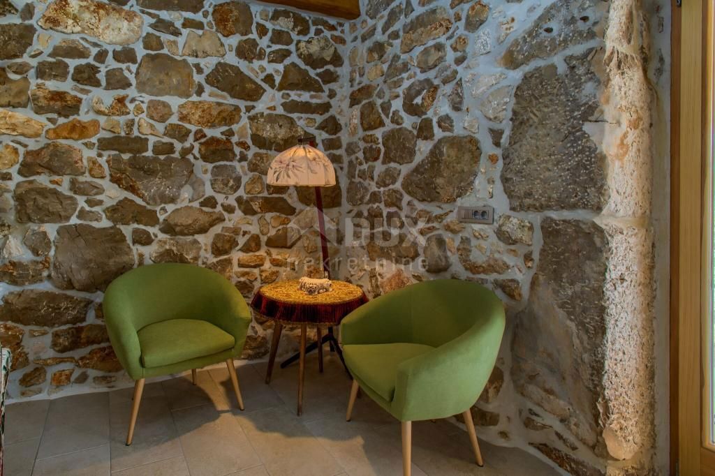 L'ISOLA DI KRK, VILLAGGIO VRBNIK - una bellissima villa in pietra con piscina