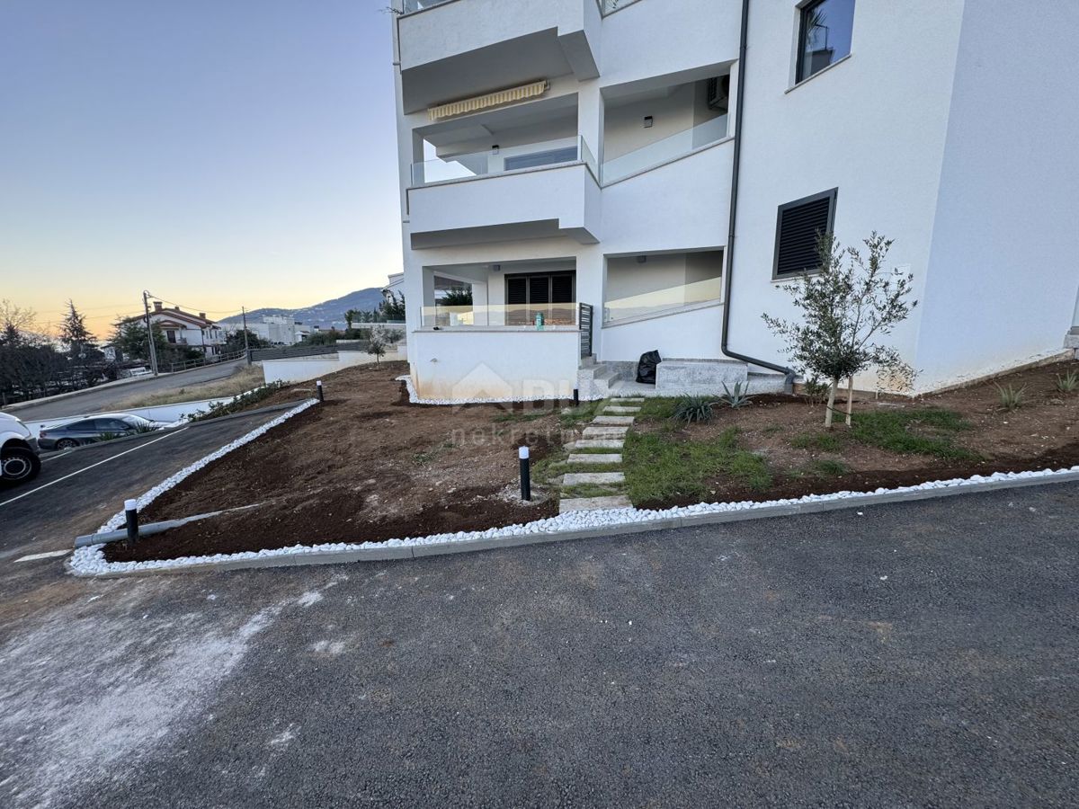 OPATIJA, IČIĆI - piano terra - appartamento più grande con giardino in una nuova costruzione con vista sul mare, POSIZIONE!