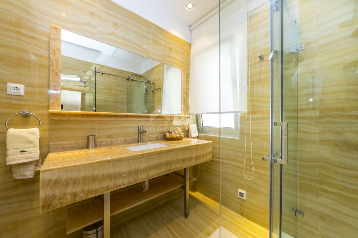 NOVALJA, POTOČNICA - Villa di lusso su una bellissima proprietà 