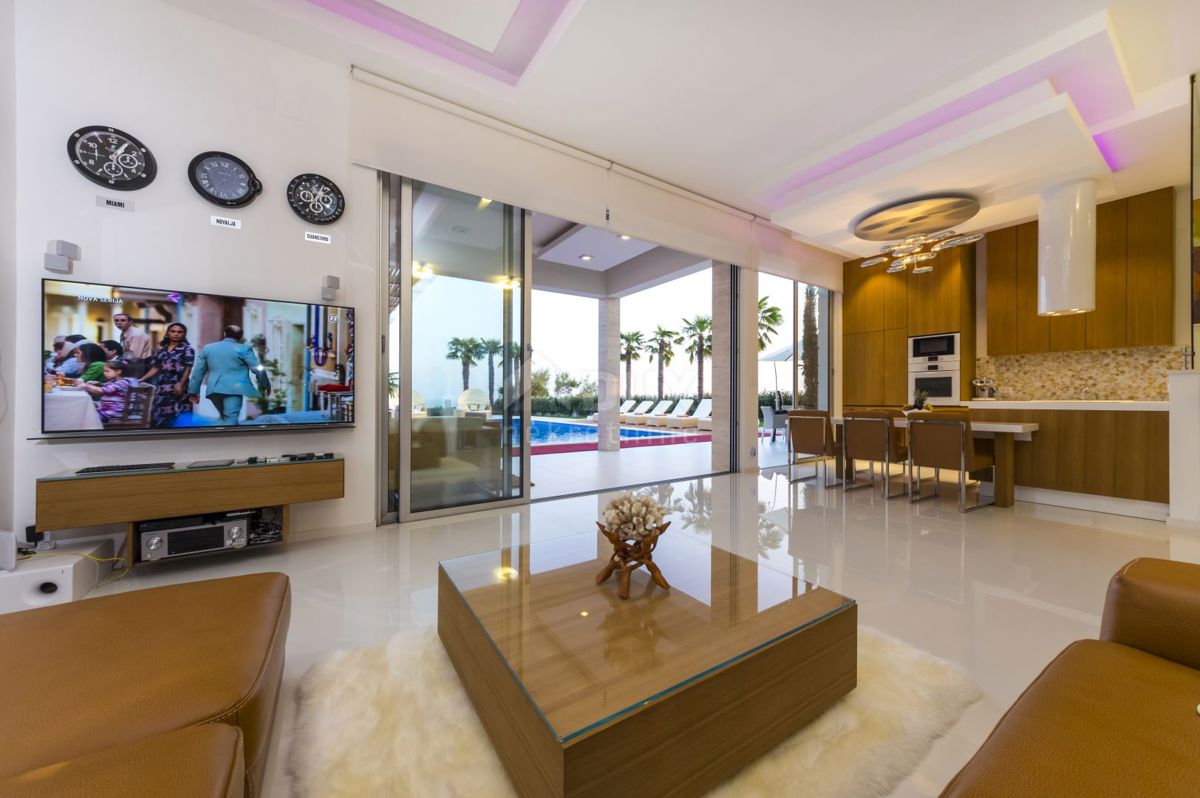 NOVALJA, POTOČNICA - Villa di lusso su una bellissima proprietà 