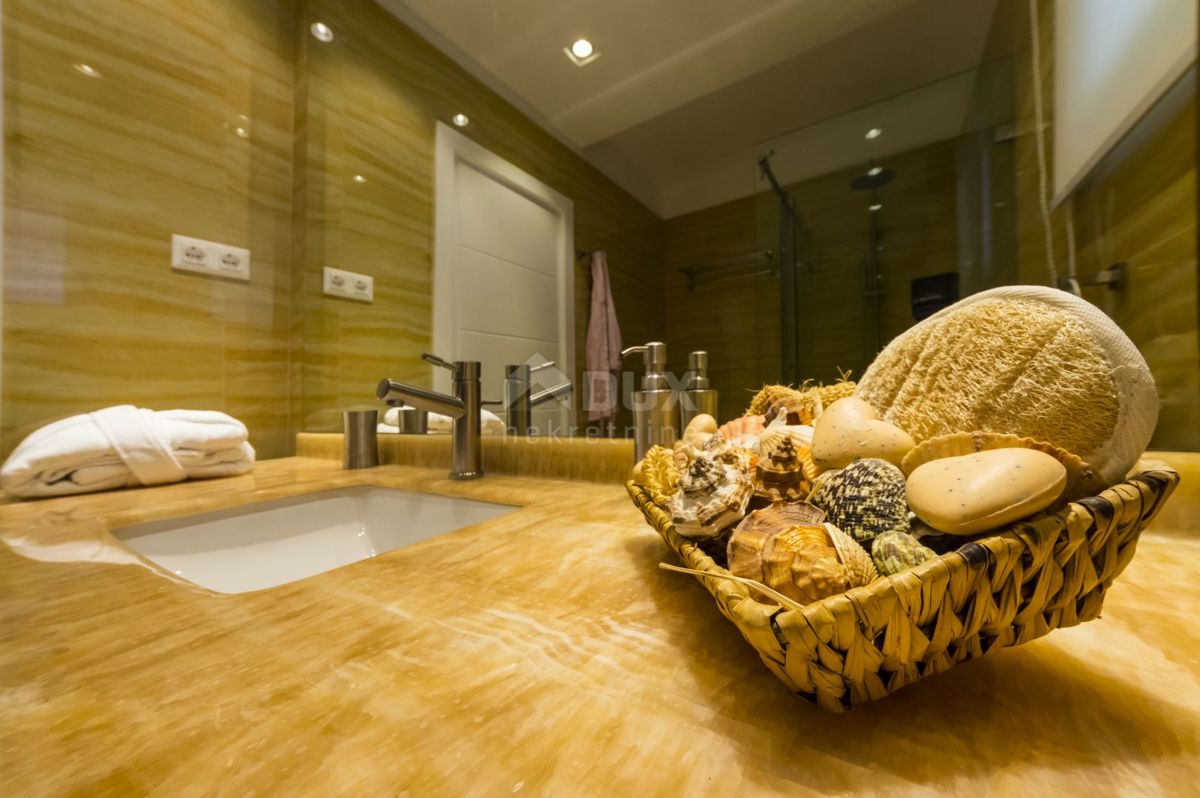 NOVALJA, POTOČNICA - Villa di lusso su una bellissima proprietà 