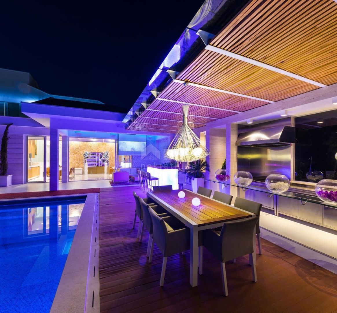 NOVALJA, POTOČNICA - Villa di lusso su una bellissima proprietà 