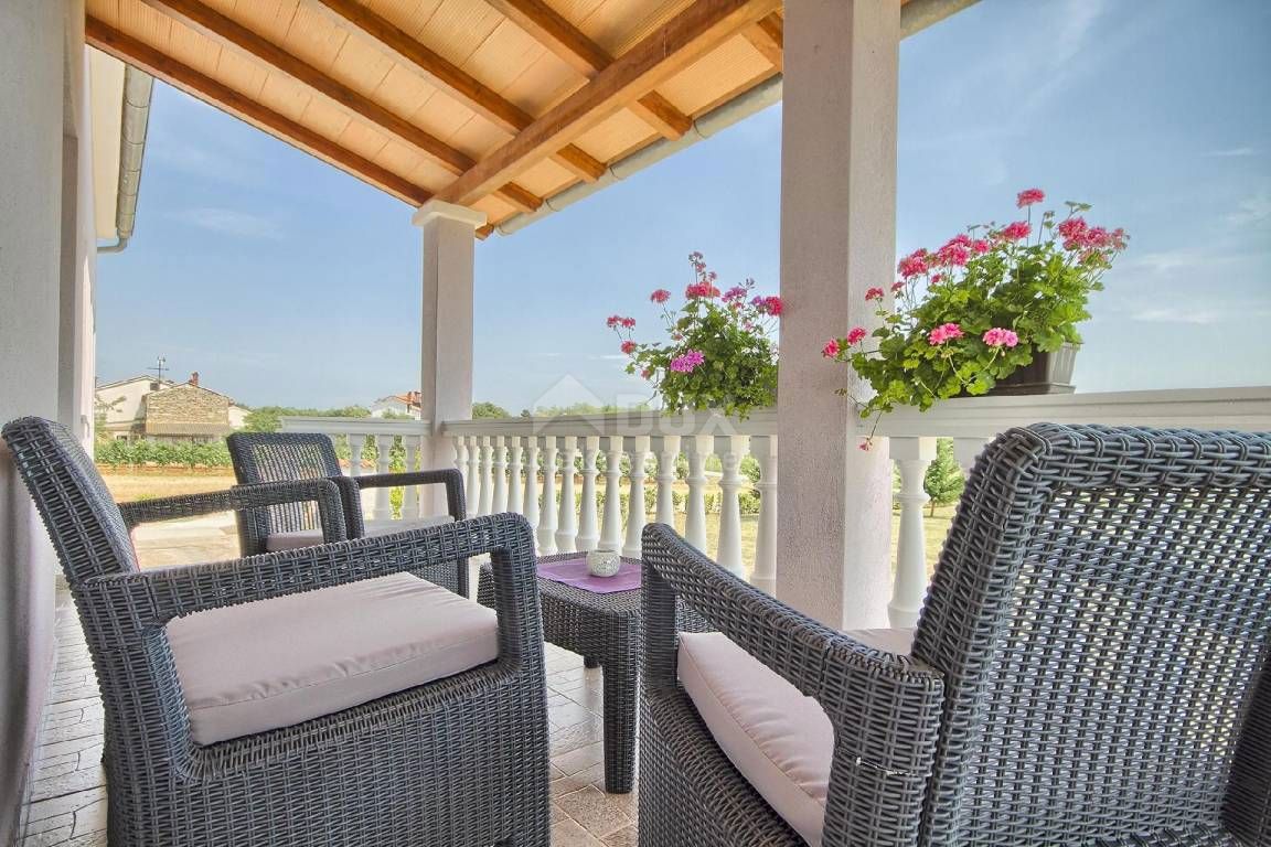 ISTRIA, VALTURA! Una bella casa su un piano con un ampio giardino
