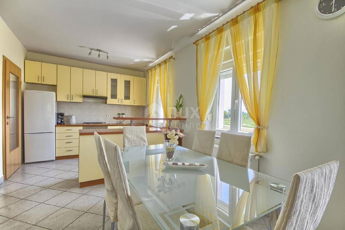 ISTRIA, VALTURA! Una bella casa su un piano con un ampio giardino
