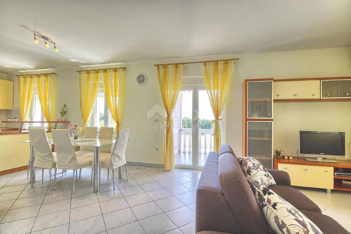 ISTRIA, VALTURA! Una bella casa su un piano con un ampio giardino
