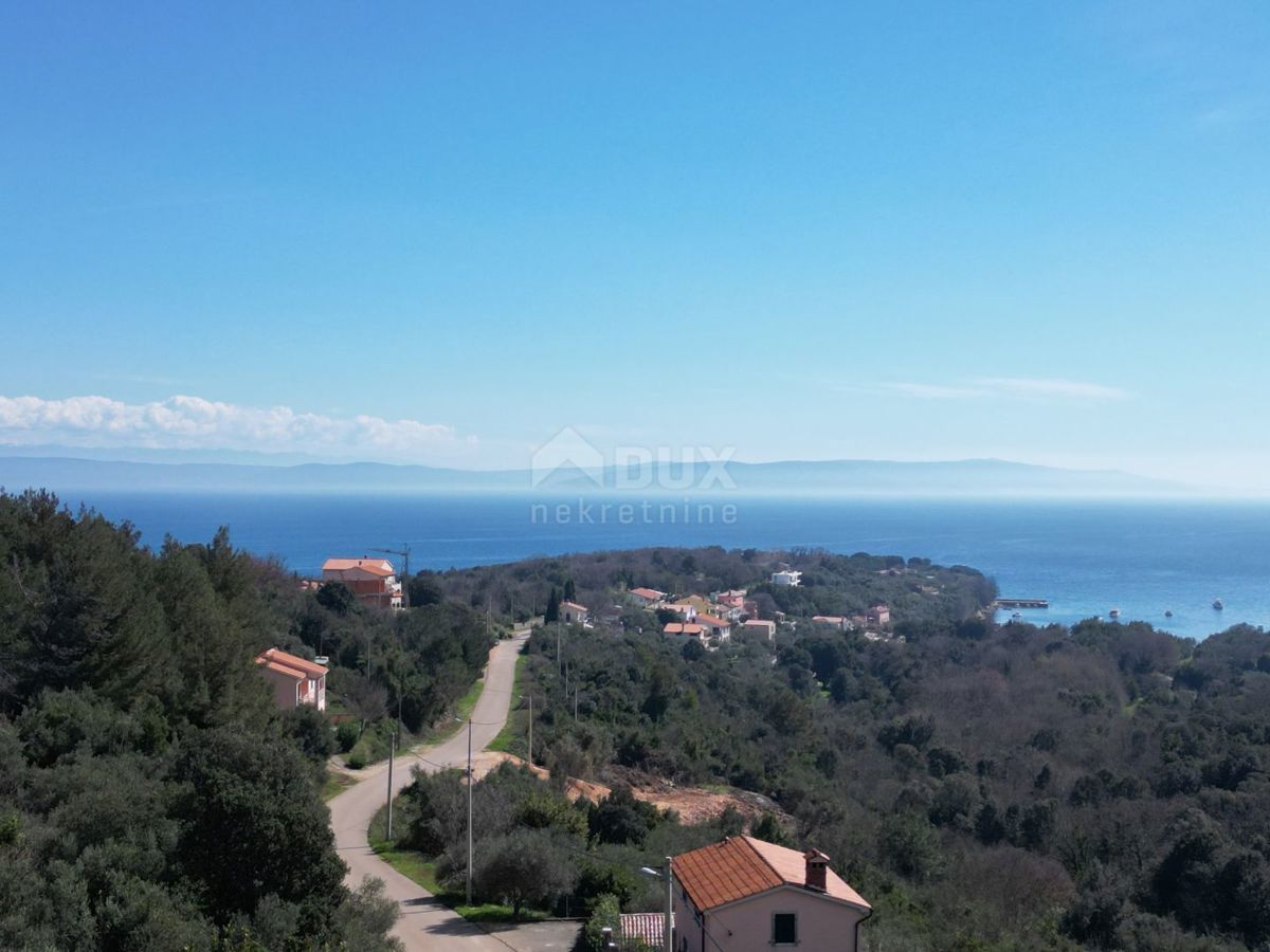 LABIN, SVETA MARINA- vecchia casa con terreno edificabile 435m2, con vista mare e progetto concettuale