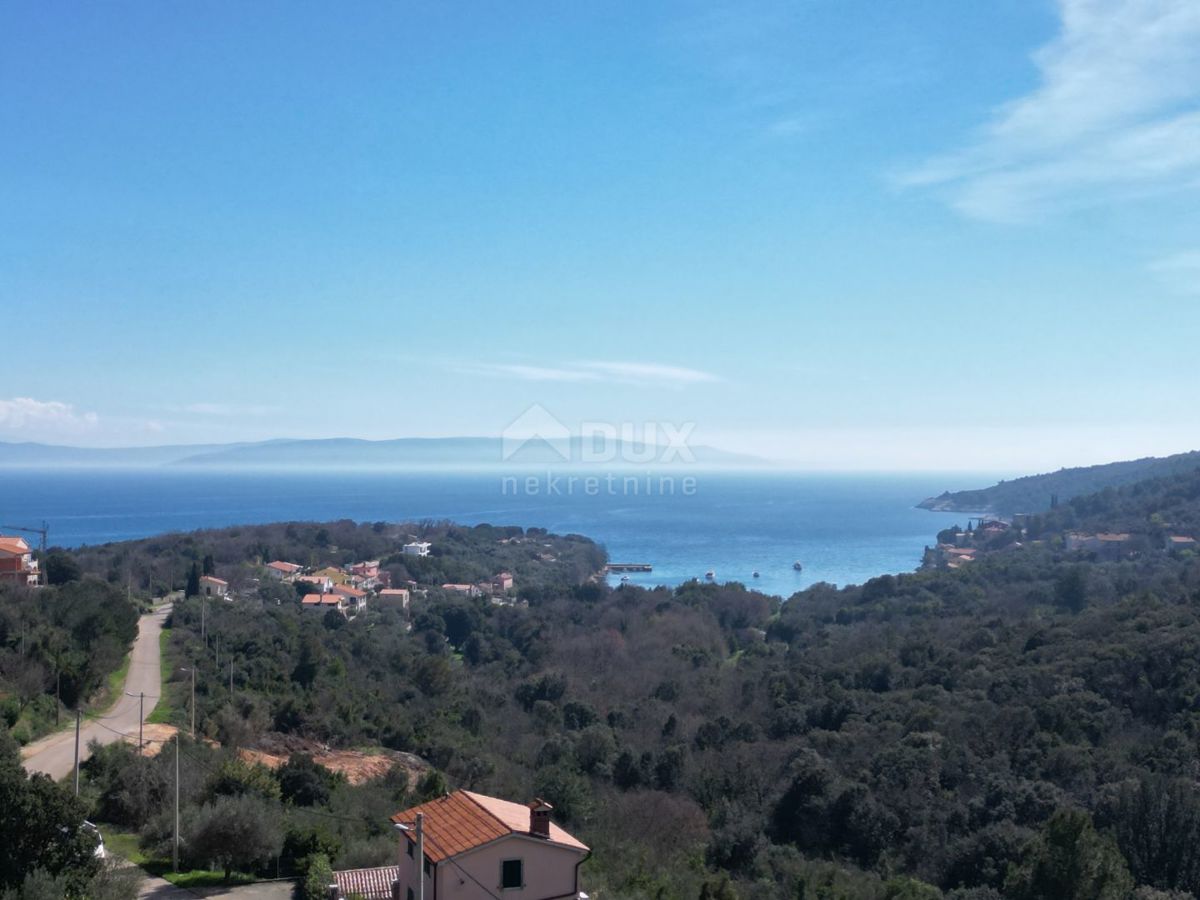 LABIN, SVETA MARINA- vecchia casa con terreno edificabile 435m2, con vista mare e progetto concettuale