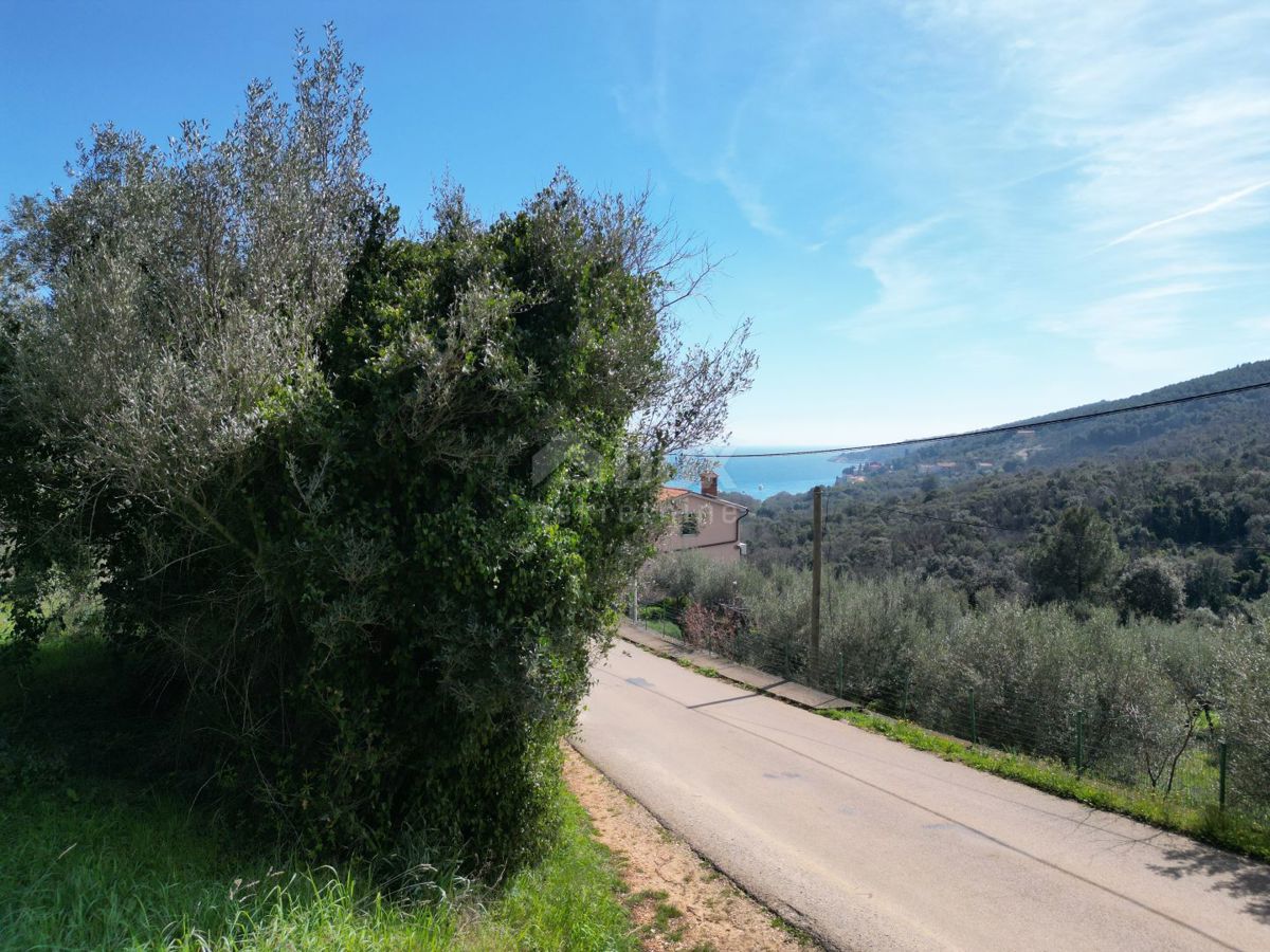 LABIN, SVETA MARINA- vecchia casa con terreno edificabile 435m2, con vista mare e progetto concettuale