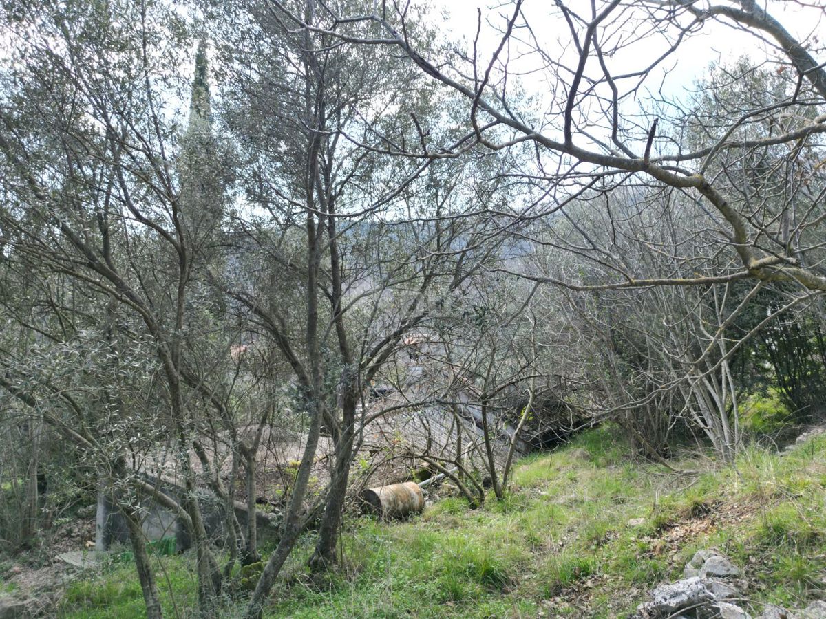 LABIN, SVETA MARINA- vecchia casa con terreno edificabile 435m2, con vista mare e progetto concettuale