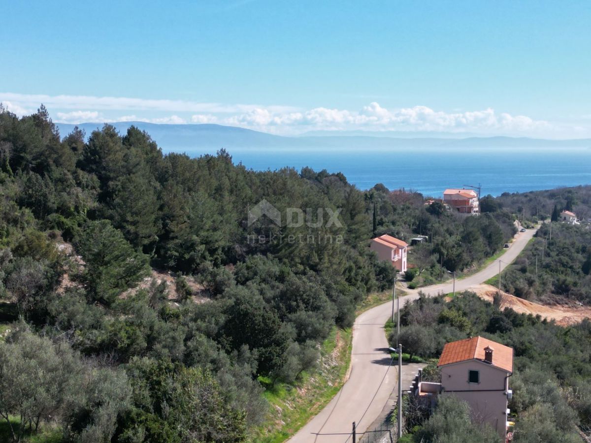 LABIN, SVETA MARINA- vecchia casa con terreno edificabile 435m2, con vista mare e progetto concettuale