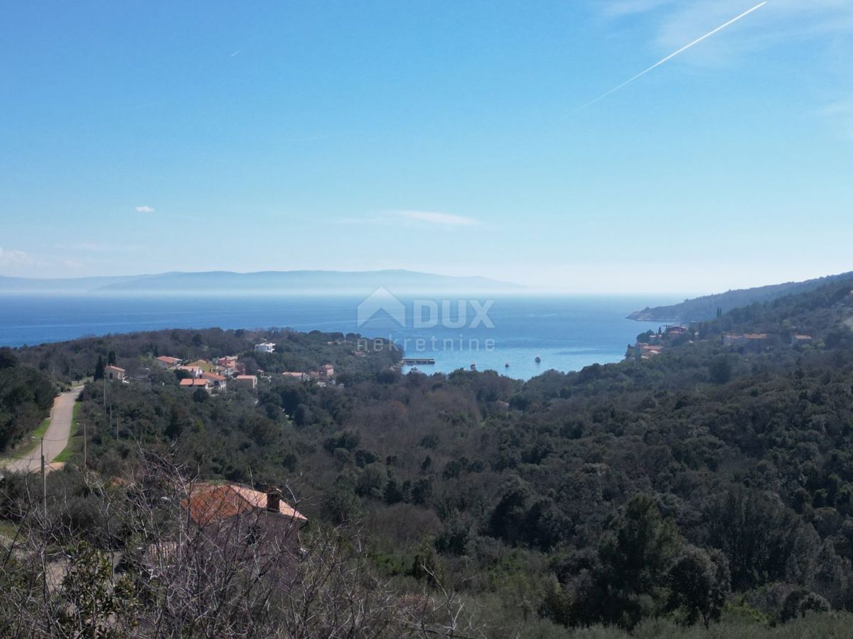 LABIN, SVETA MARINA- vecchia casa con terreno edificabile 435m2, con vista mare e progetto concettuale