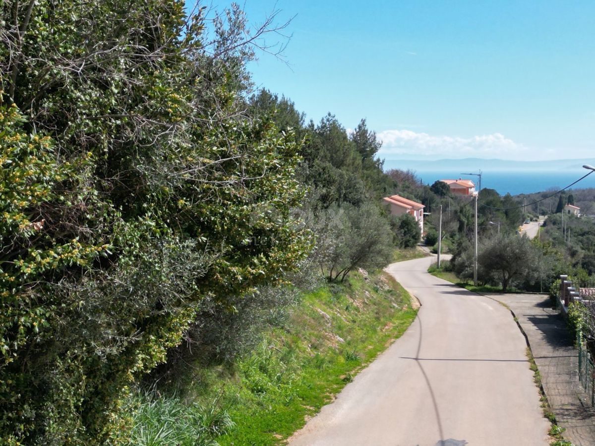 LABIN, SVETA MARINA- vecchia casa con terreno edificabile 435m2, con vista mare e progetto concettuale