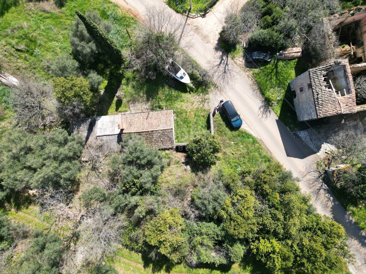 LABIN, SVETA MARINA- vecchia casa con terreno edificabile 435m2, con vista mare e progetto concettuale