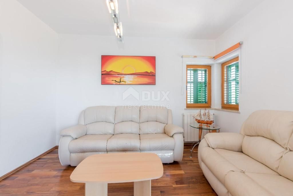 ISTRIA, RABAC (dintorni) - Spaziosa casa con piscina, prima fila dal mare, vista mare. Una rarità sul mercato!