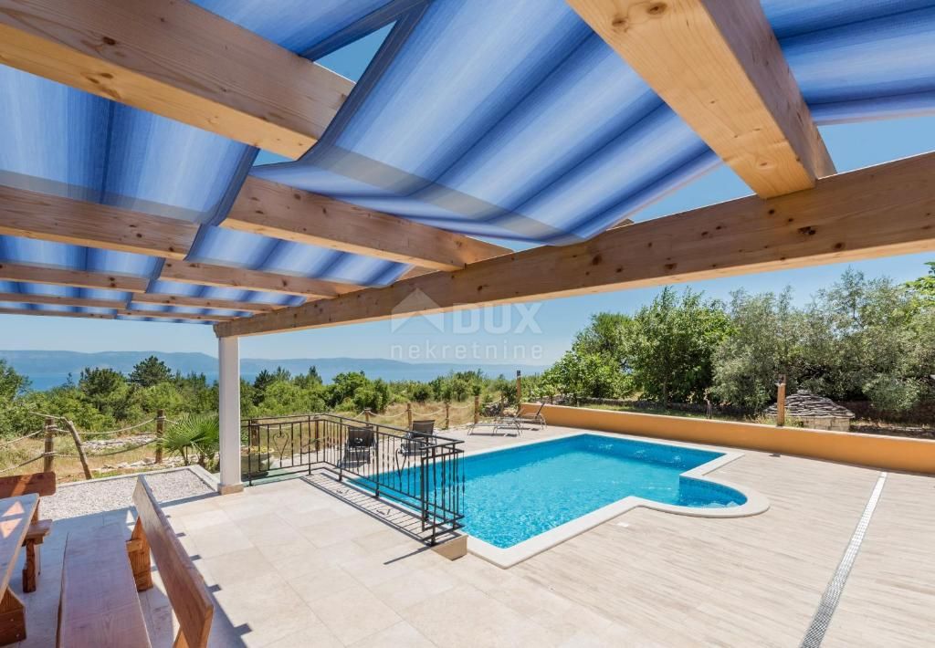 ISTRIA, RABAC (dintorni) - Spaziosa casa con piscina, prima fila dal mare, vista mare. Una rarità sul mercato!