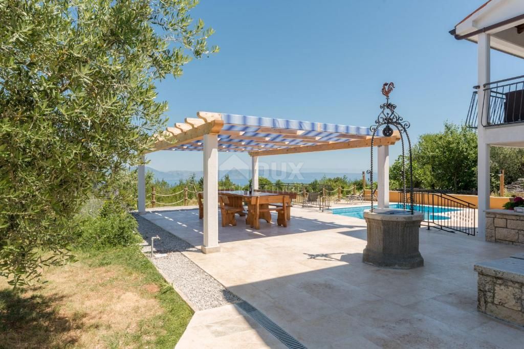 ISTRIA, RABAC (dintorni) - Spaziosa casa con piscina, prima fila dal mare, vista mare. Una rarità sul mercato!