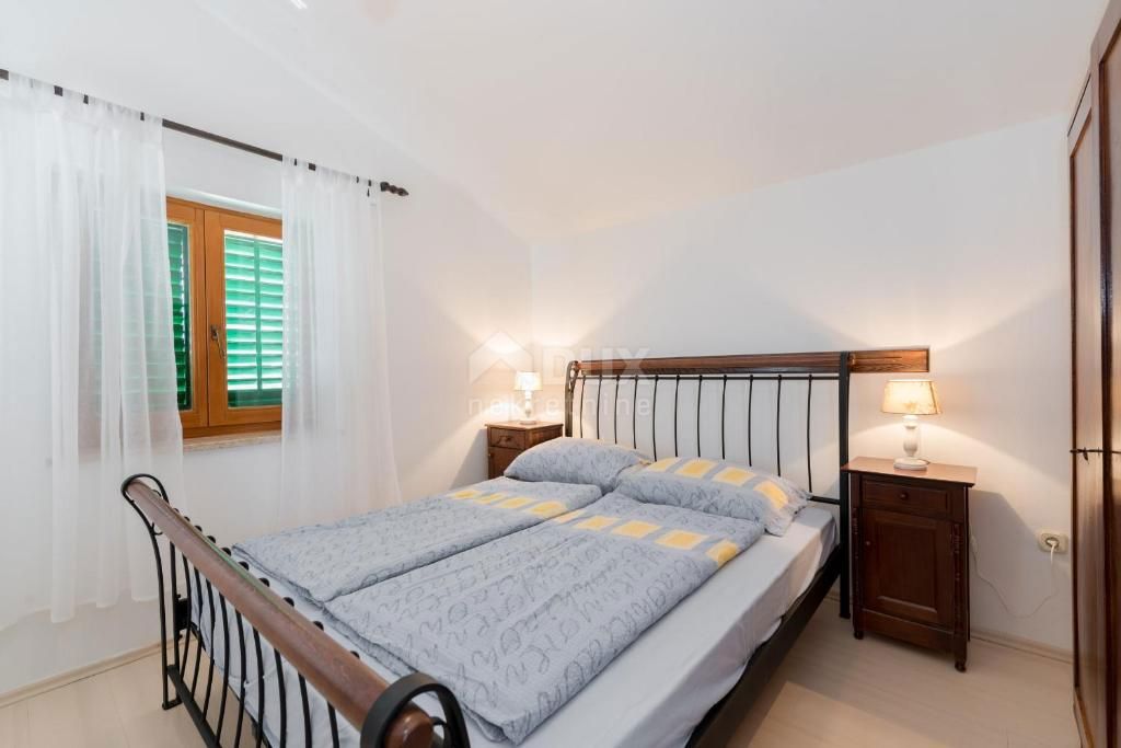 ISTRIA, RABAC (dintorni) - Spaziosa casa con piscina, prima fila dal mare, vista mare. Una rarità sul mercato!