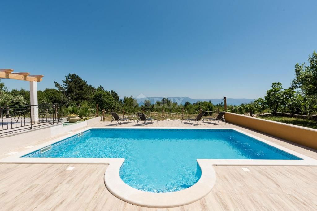 ISTRIA, RABAC (dintorni) - Spaziosa casa con piscina, prima fila dal mare, vista mare. Una rarità sul mercato!