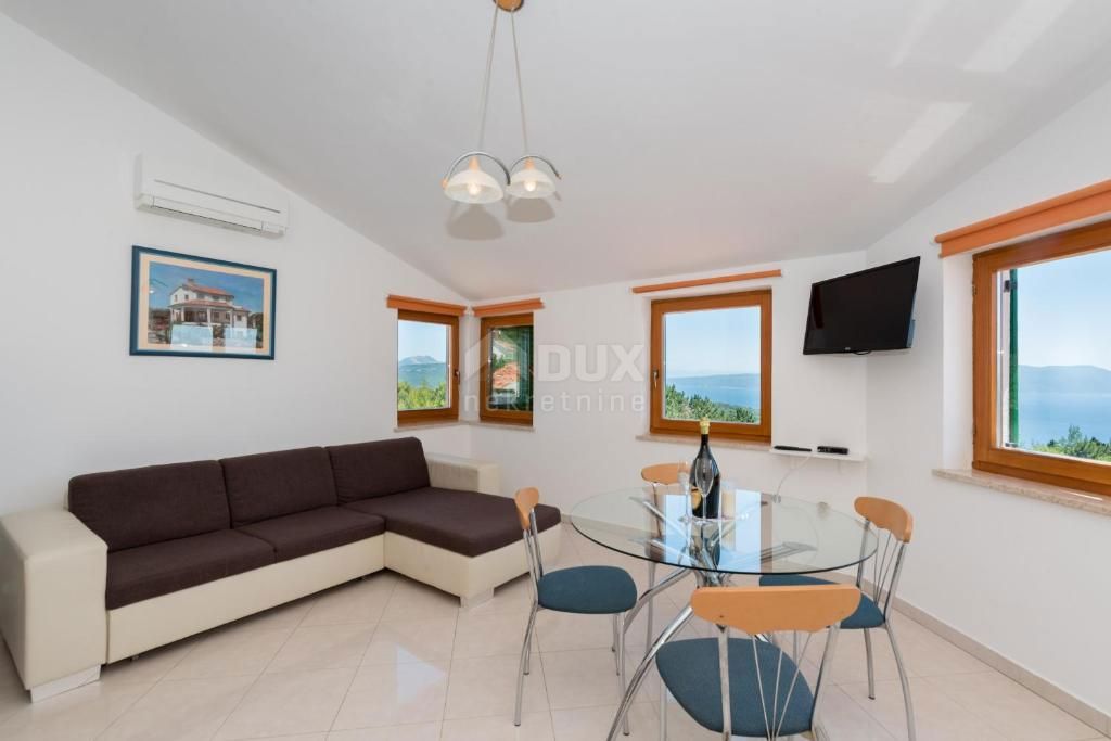 ISTRIA, RABAC (dintorni) - Spaziosa casa con piscina, prima fila dal mare, vista mare. Una rarità sul mercato!