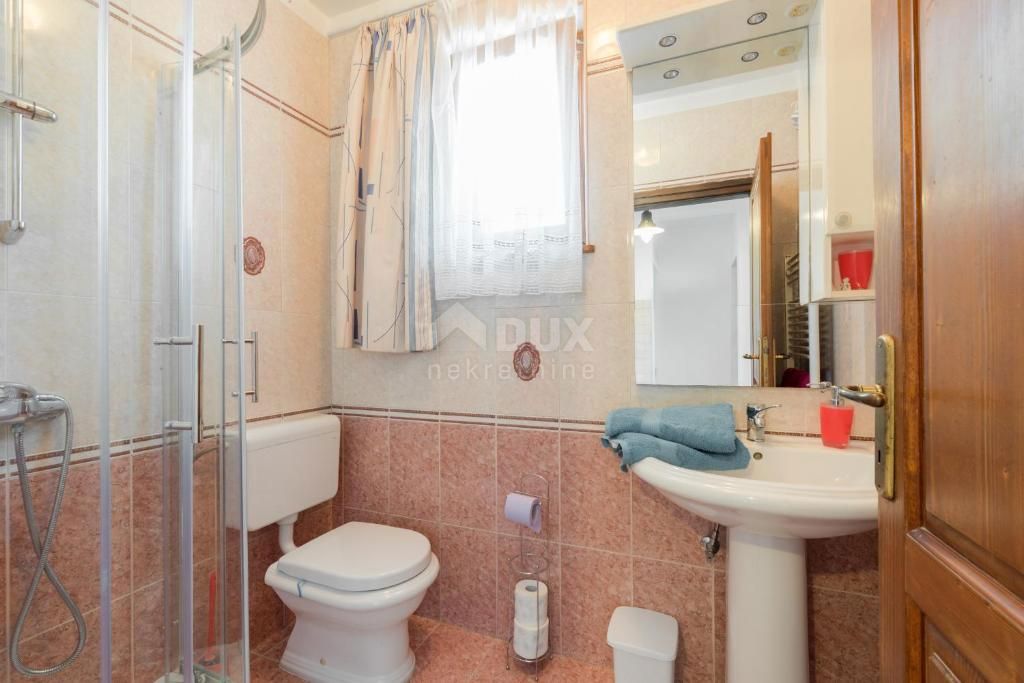 ISTRIA, RABAC (dintorni) - Spaziosa casa con piscina, prima fila dal mare, vista mare. Una rarità sul mercato!