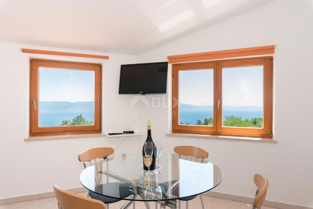 ISTRIA, RABAC (dintorni) - Spaziosa casa con piscina, prima fila dal mare, vista mare. Una rarità sul mercato!