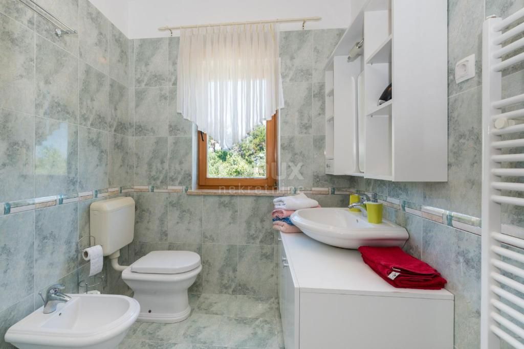 ISTRIA, RABAC (dintorni) - Spaziosa casa con piscina, prima fila dal mare, vista mare. Una rarità sul mercato!