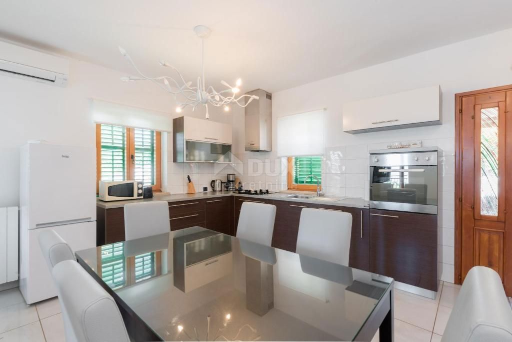 ISTRIA, RABAC (dintorni) - Spaziosa casa con piscina, prima fila dal mare, vista mare. Una rarità sul mercato!