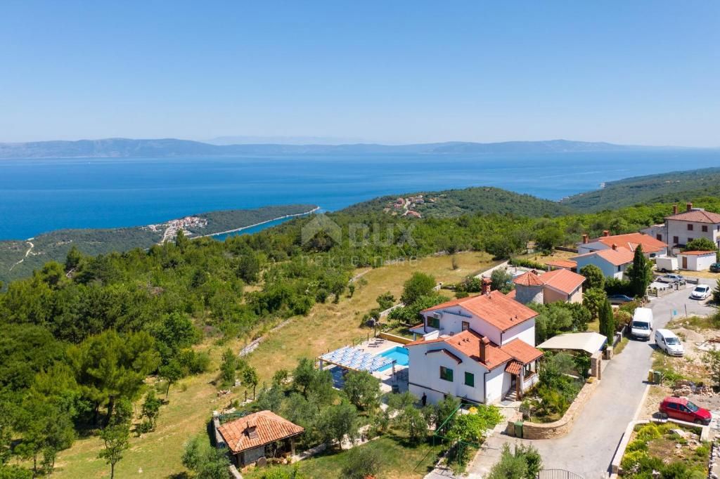 ISTRIA, RABAC (dintorni) - Spaziosa casa con piscina, prima fila dal mare, vista mare. Una rarità sul mercato!