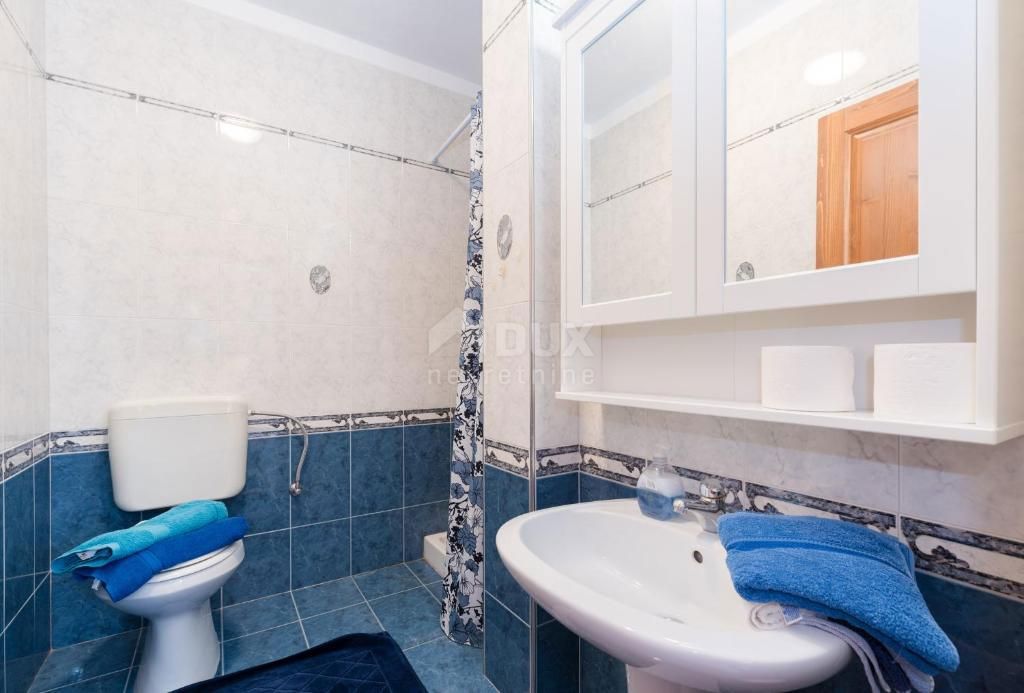 ISTRIA, RABAC (dintorni) - Spaziosa casa con piscina, prima fila dal mare, vista mare. Una rarità sul mercato!