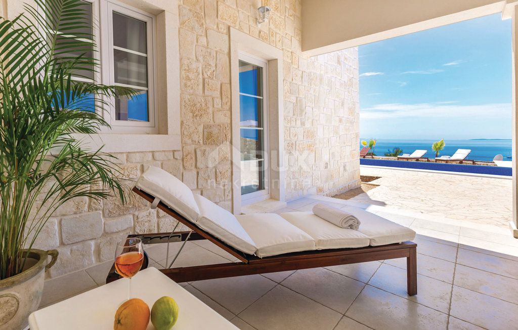 ISOLA DI PAG, NOVALJA - casa autoctona in pietra con piscina