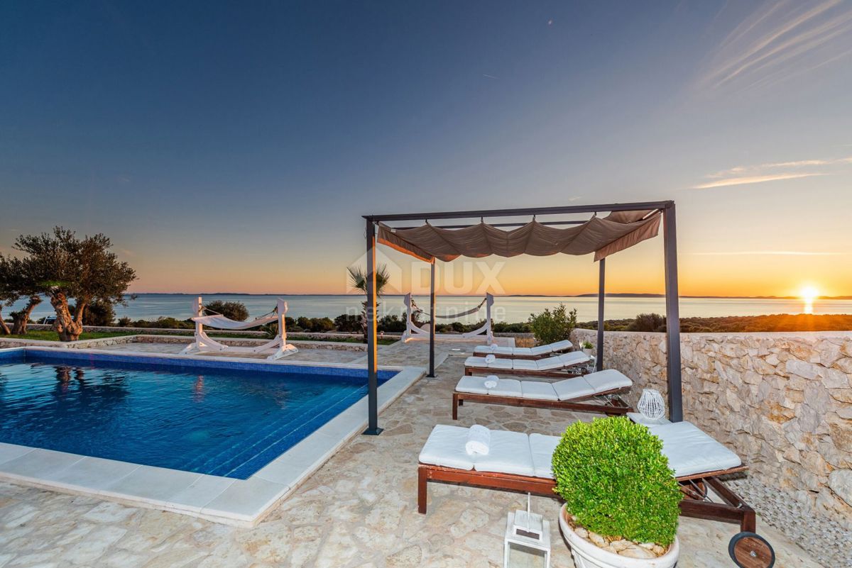 ISOLA DI PAG, NOVALJA - casa autoctona in pietra con piscina