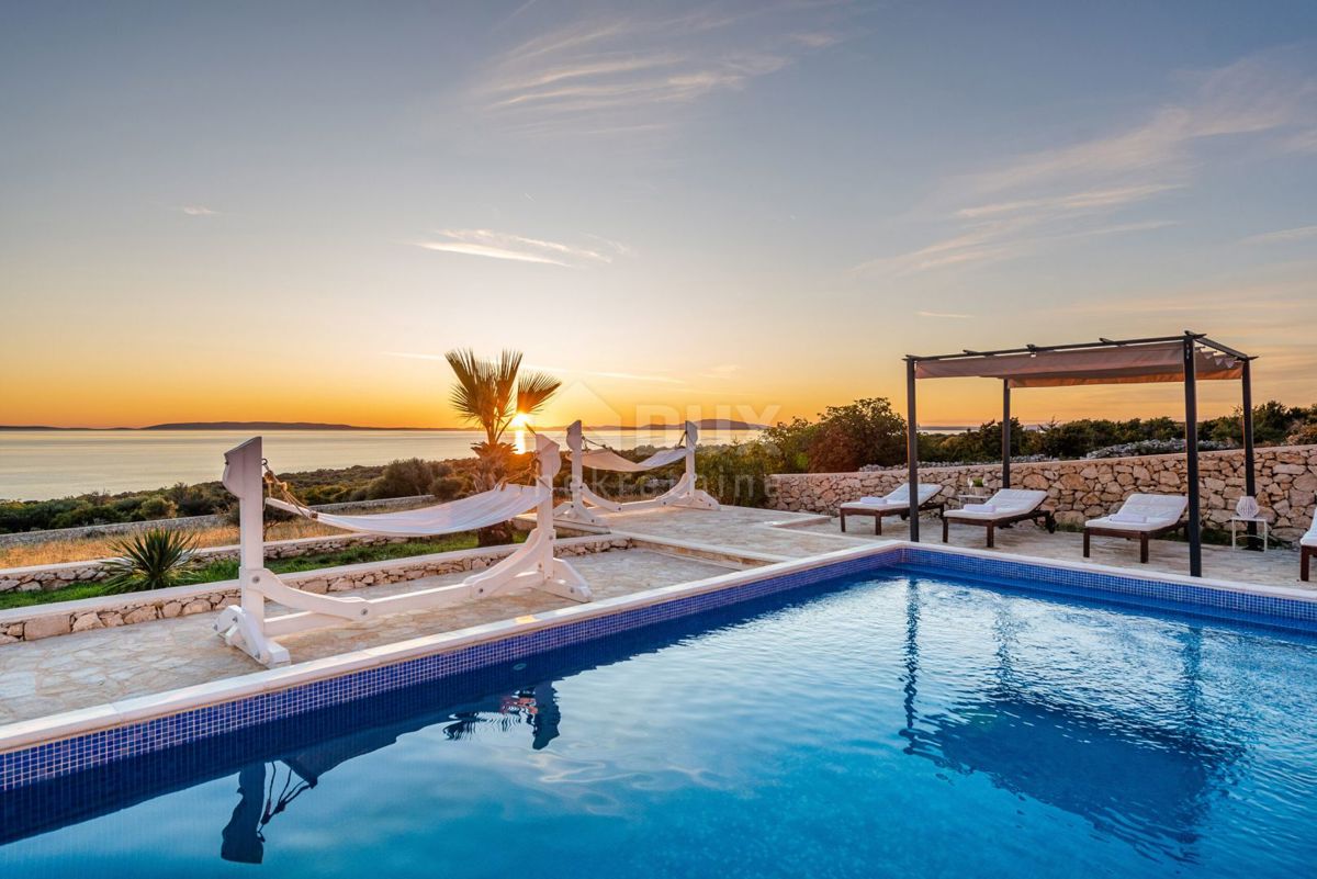 ISOLA DI PAG, NOVALJA - casa autoctona in pietra con piscina