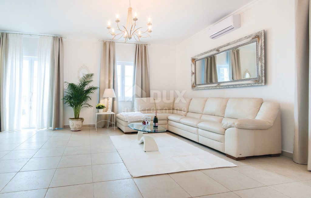 ISOLA DI PAG, NOVALJA - casa autoctona in pietra con piscina