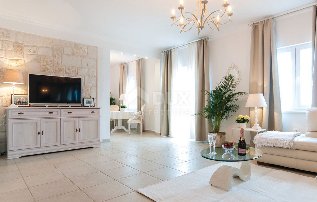 ISOLA DI PAG, NOVALJA - casa autoctona in pietra con piscina