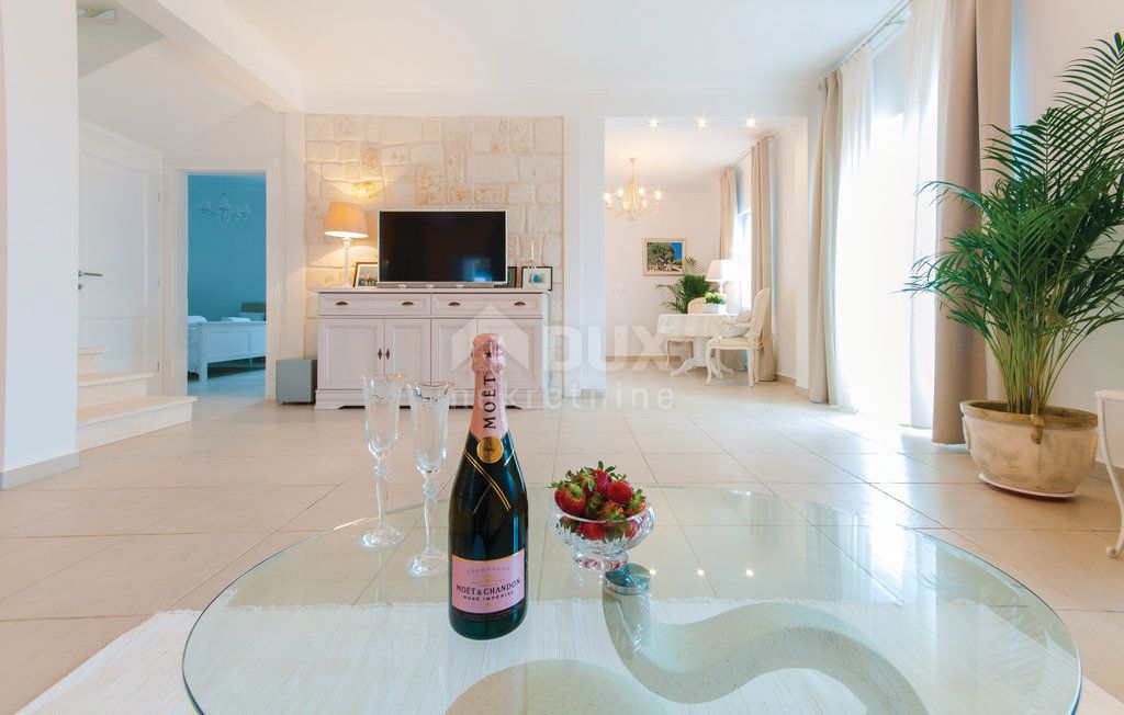 ISOLA DI PAG, NOVALJA - casa autoctona in pietra con piscina