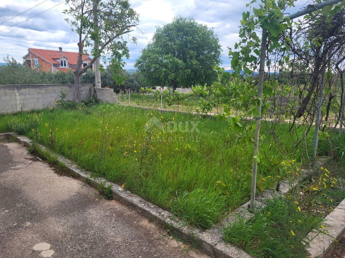 SVETI FILIP I JAKOV, SIKVO - piano terra con giardino per adattamento