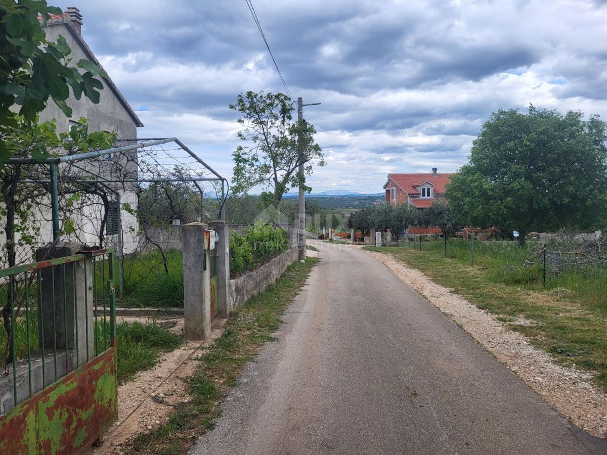 SVETI FILIP I JAKOV, SIKVO - piano terra con giardino per adattamento