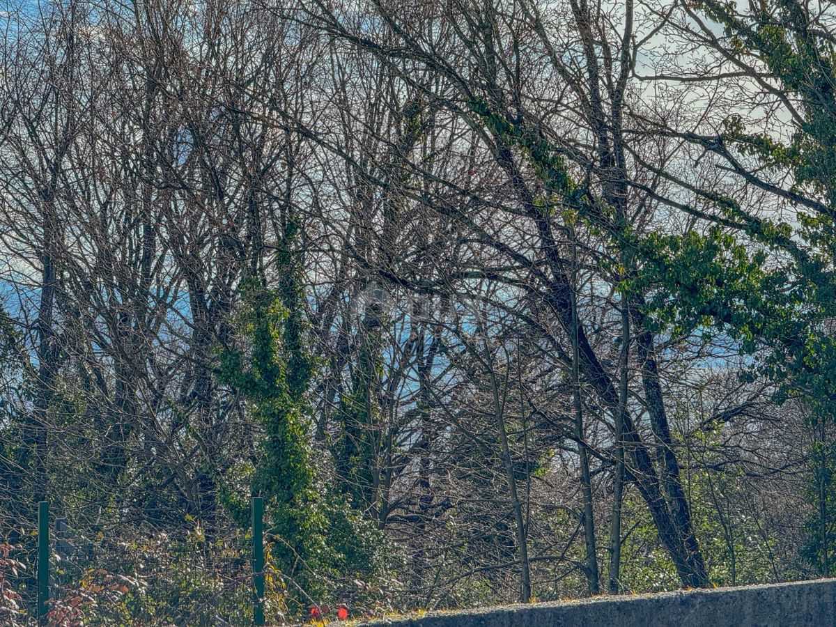 OPATIJA, POBRI - terreno di 2875 m2 per la costruzione di diversi edifici o ville con piscina vicino a Opatija