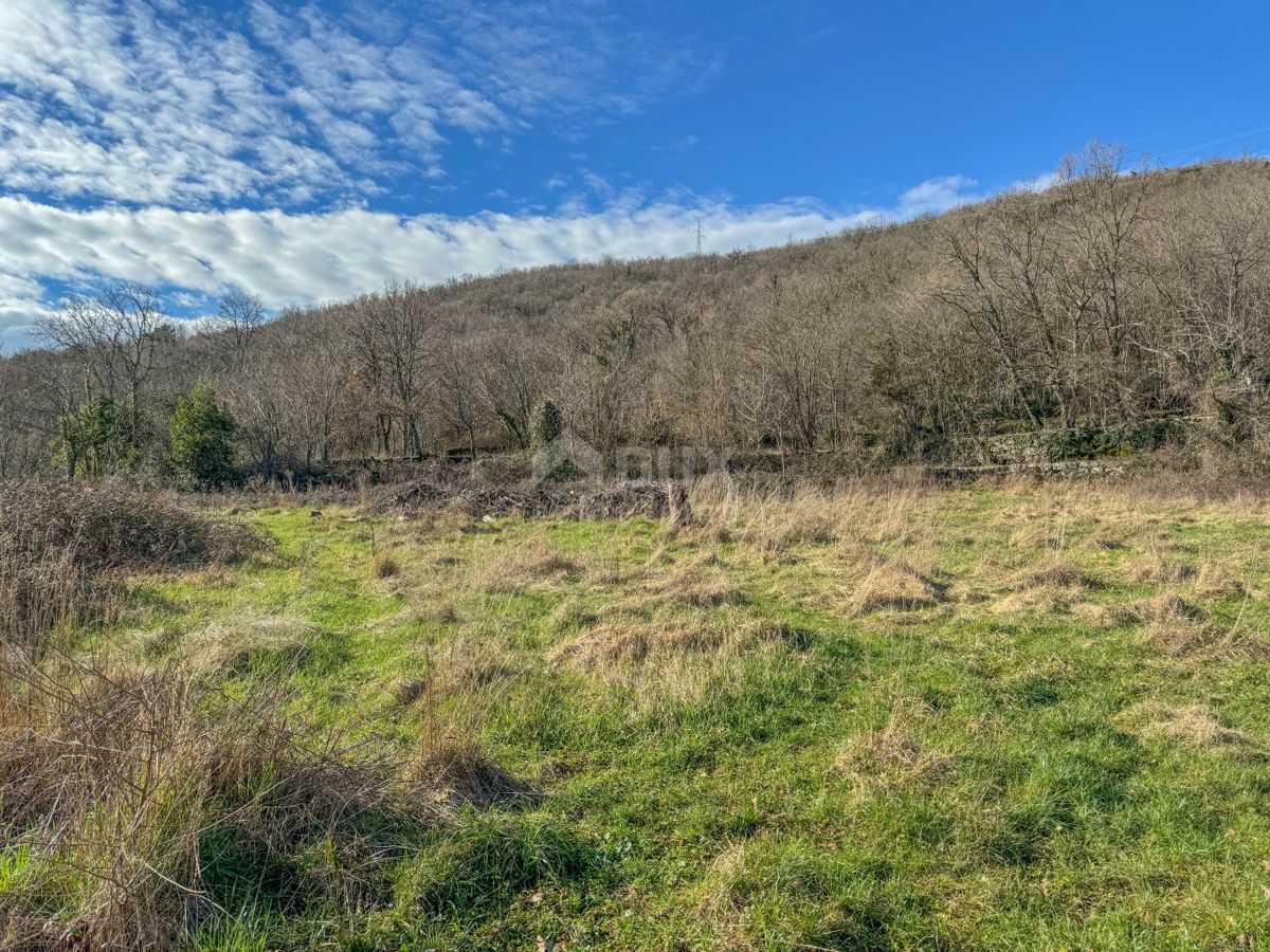 OPATIJA, POBRI - terreno di 2875 m2 per la costruzione di diversi edifici o ville con piscina vicino a Opatija