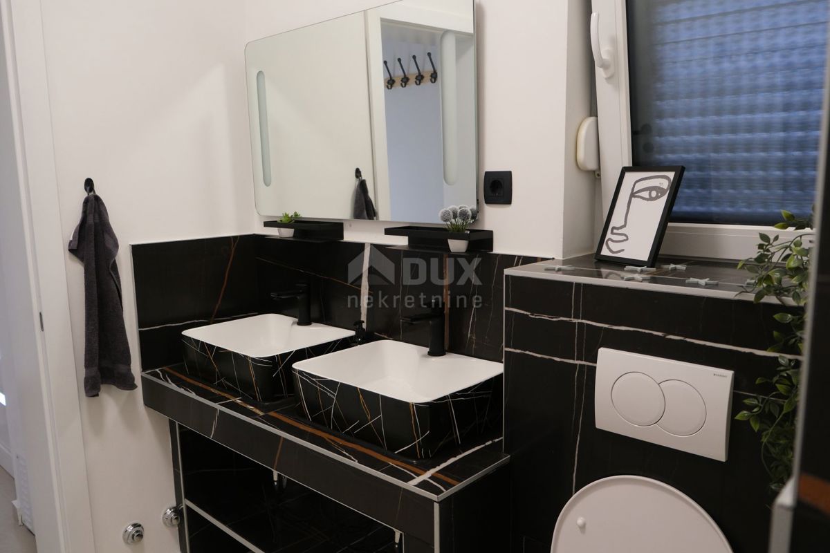 ZADAR, MASLENICA - Incantevole villa in pietra con piscina vicino al mare