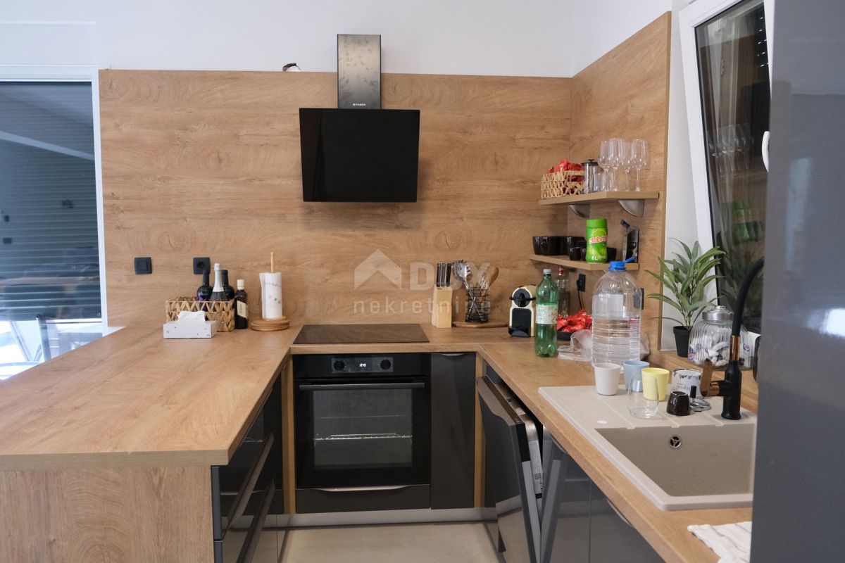 ZADAR, MASLENICA - Incantevole villa in pietra con piscina vicino al mare