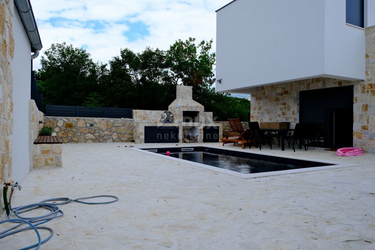 ZADAR, MASLENICA - Incantevole villa in pietra con piscina vicino al mare