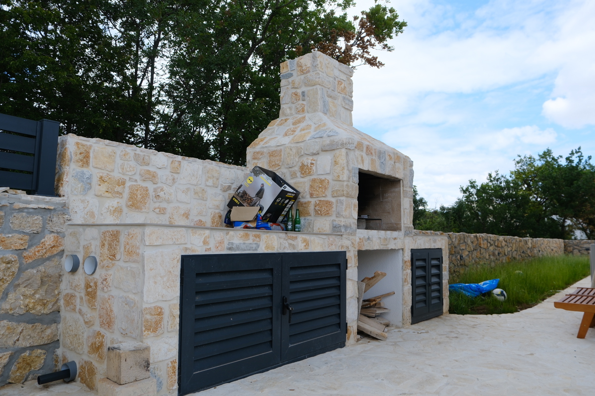 ZADAR, MASLENICA - Incantevole villa in pietra con piscina vicino al mare