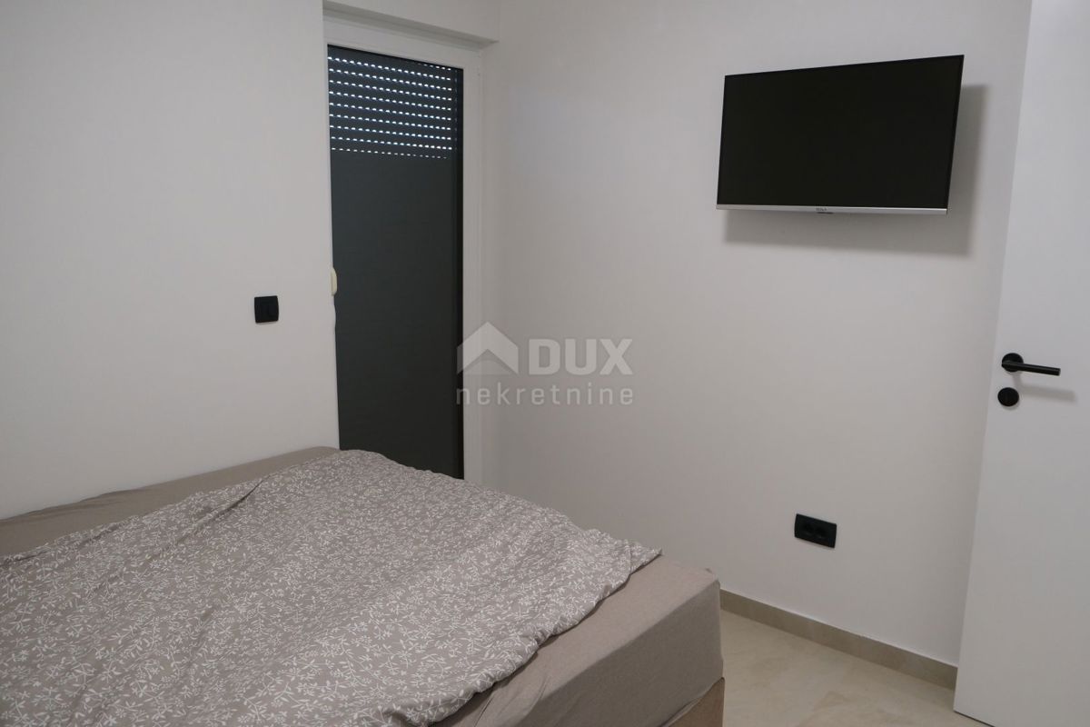 ZADAR, MASLENICA - Incantevole villa in pietra con piscina vicino al mare