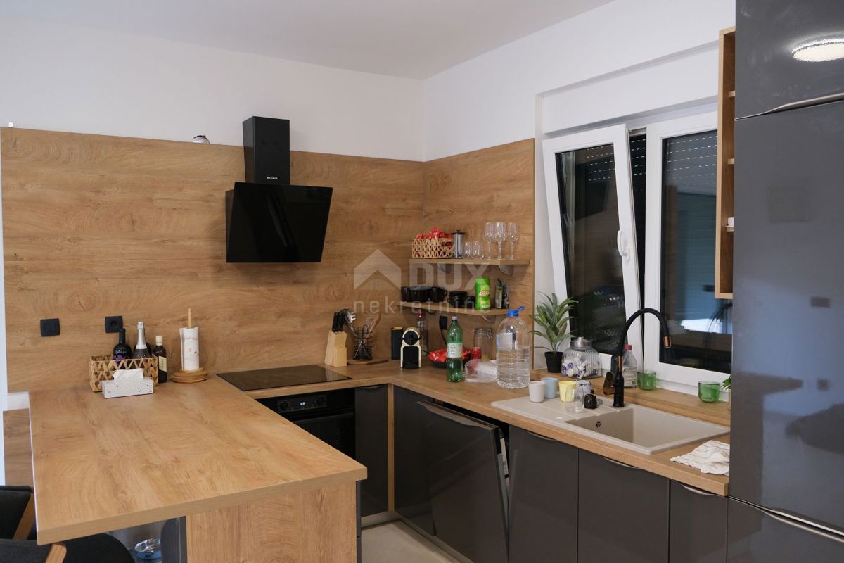 ZADAR, MASLENICA - Incantevole villa in pietra con piscina vicino al mare