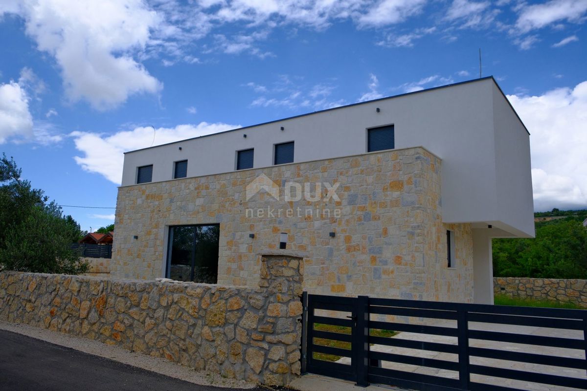ZADAR, MASLENICA - Incantevole villa in pietra con piscina vicino al mare