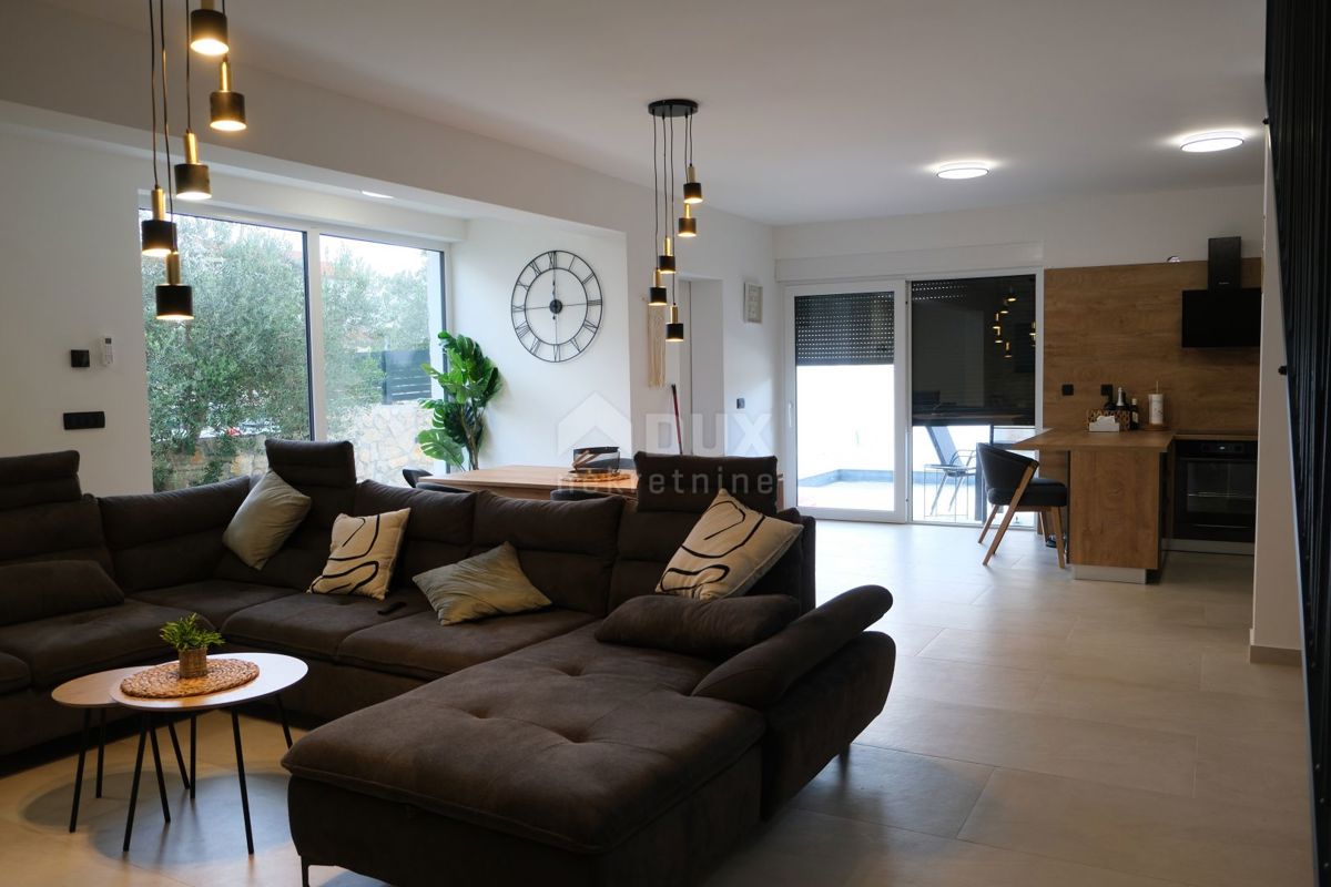 ZADAR, MASLENICA - Incantevole villa in pietra con piscina vicino al mare